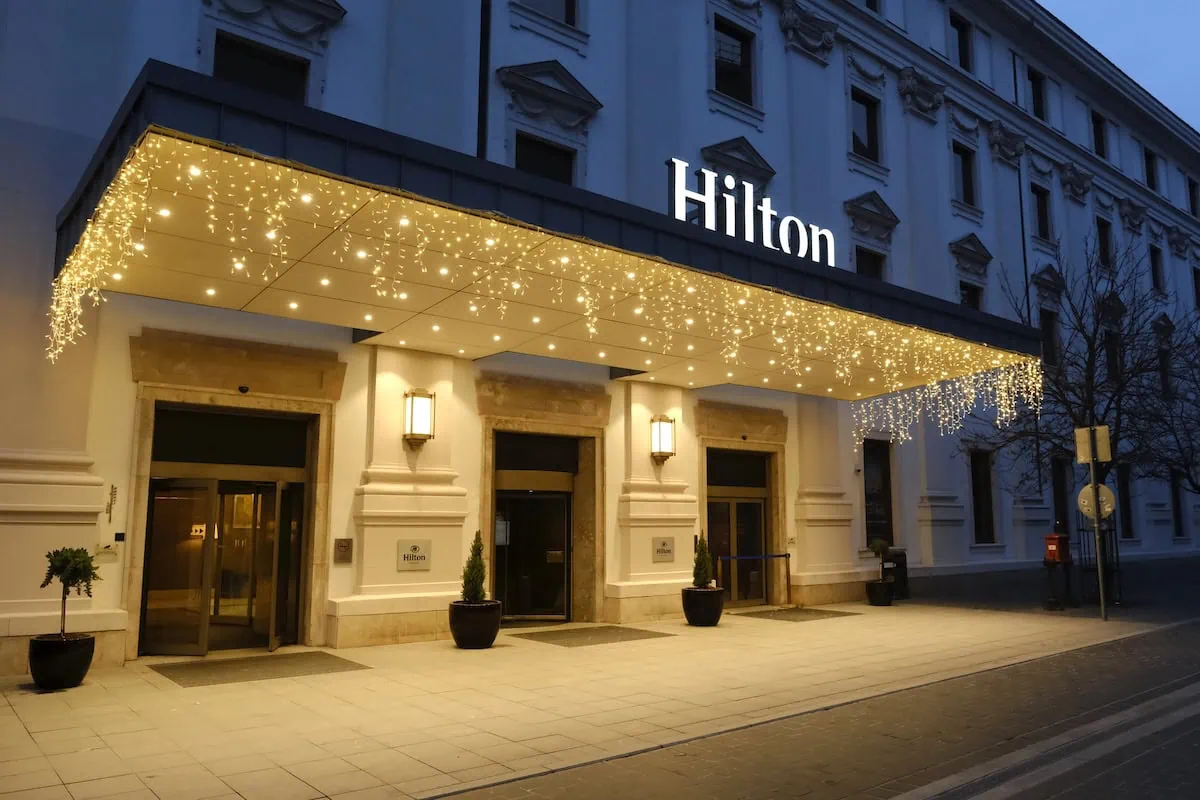Senior Travel Upgrade: 10 Special Hotel Discounts for Seniors 10 apple hospitality hilton hotel 1200