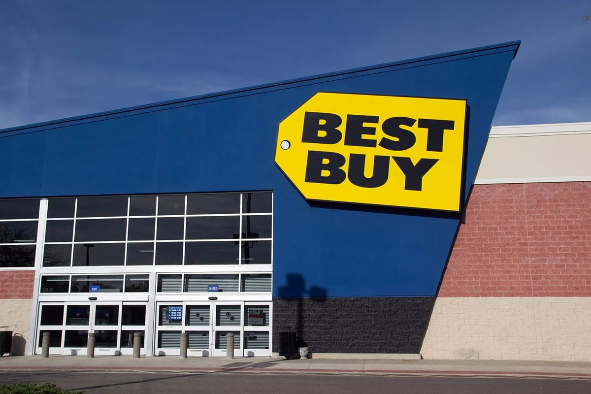 a best buy storefront.