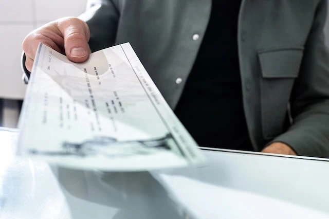 collect social security retirement check 640