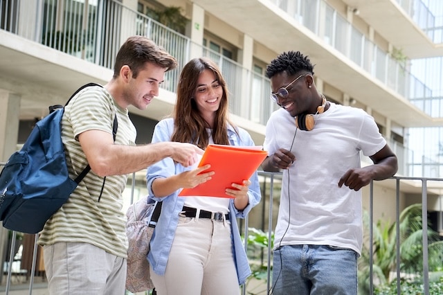 college students checking account