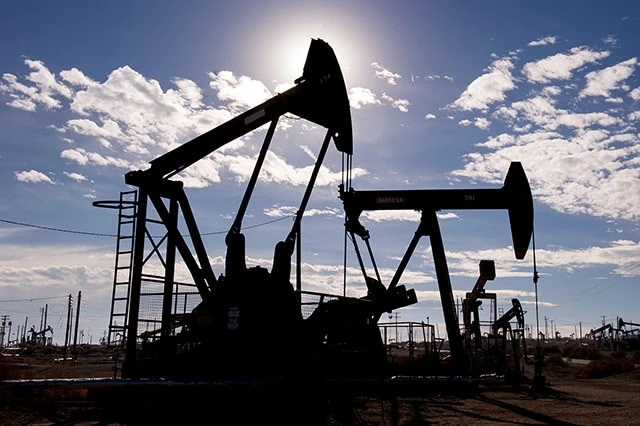 3 Best Energy ETFs for Beginners 2 Pumpjacks extract oil from an oilfield.