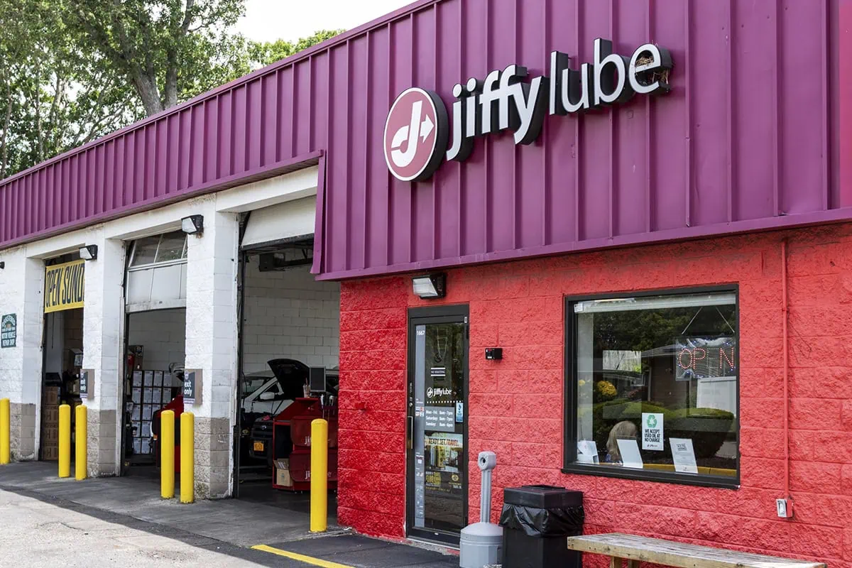 Real Estate Income: 7 REITs That Pay Us Up to 11.6% 6 essential properties realty trust eprt jiffylube 1200
