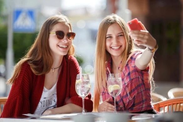 europe cafe cocktail mobile selfie balance 1200
