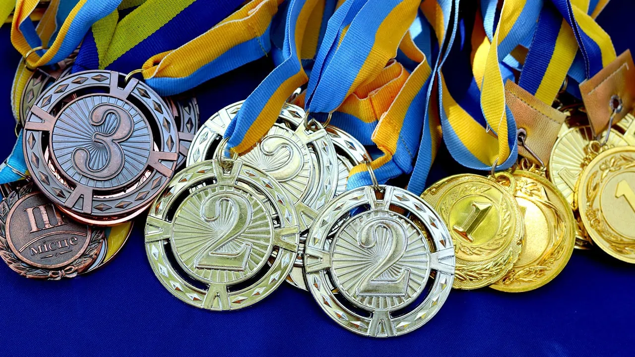 3 index funds that stand above the rest 2 a bunch of bronze silver and gold medals overlapping one another.