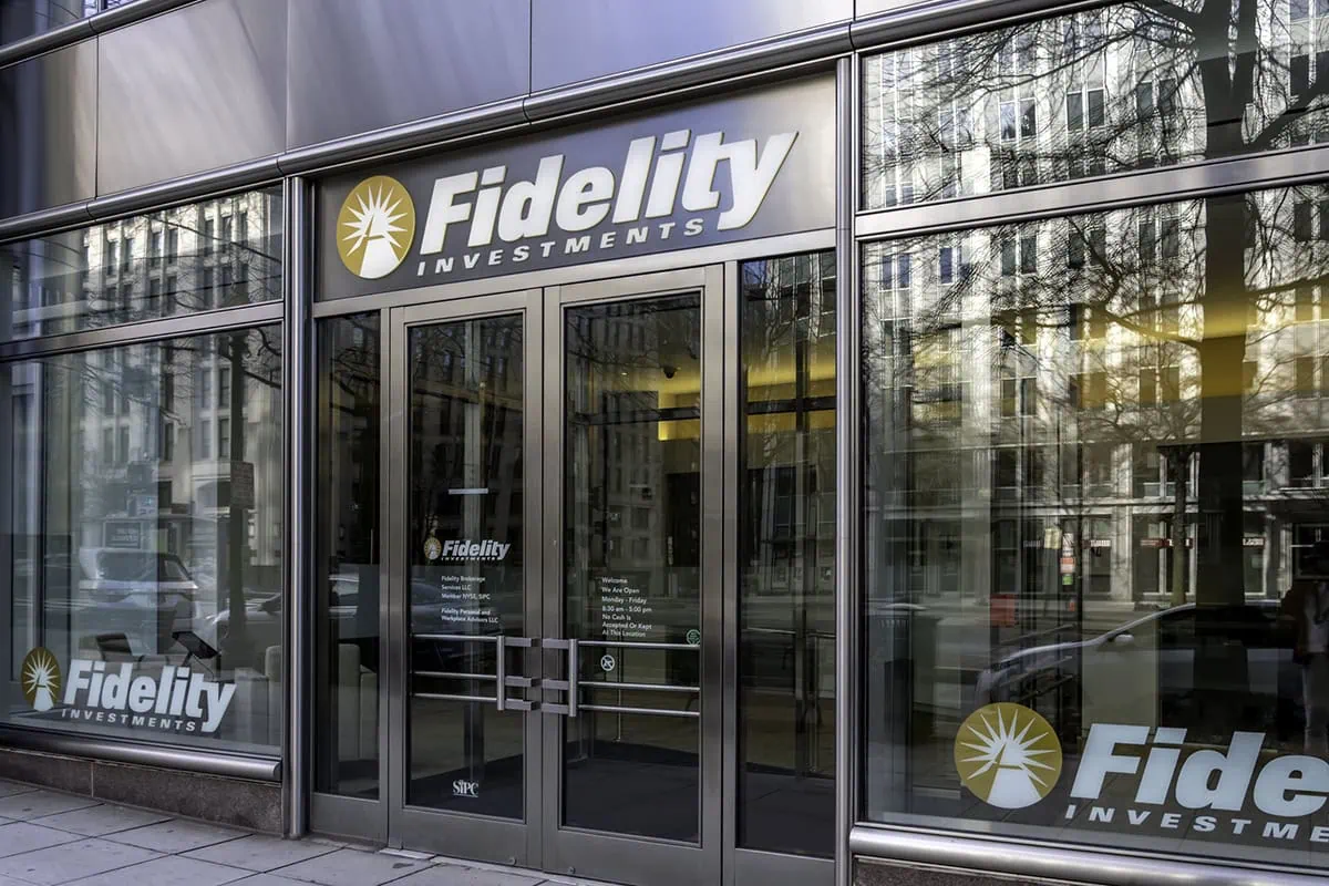 Fidelity's 9 Best Index Funds: $0 Minimums, And Cheap (To No) Fees 2 a fidelity storefront with multiple signs.