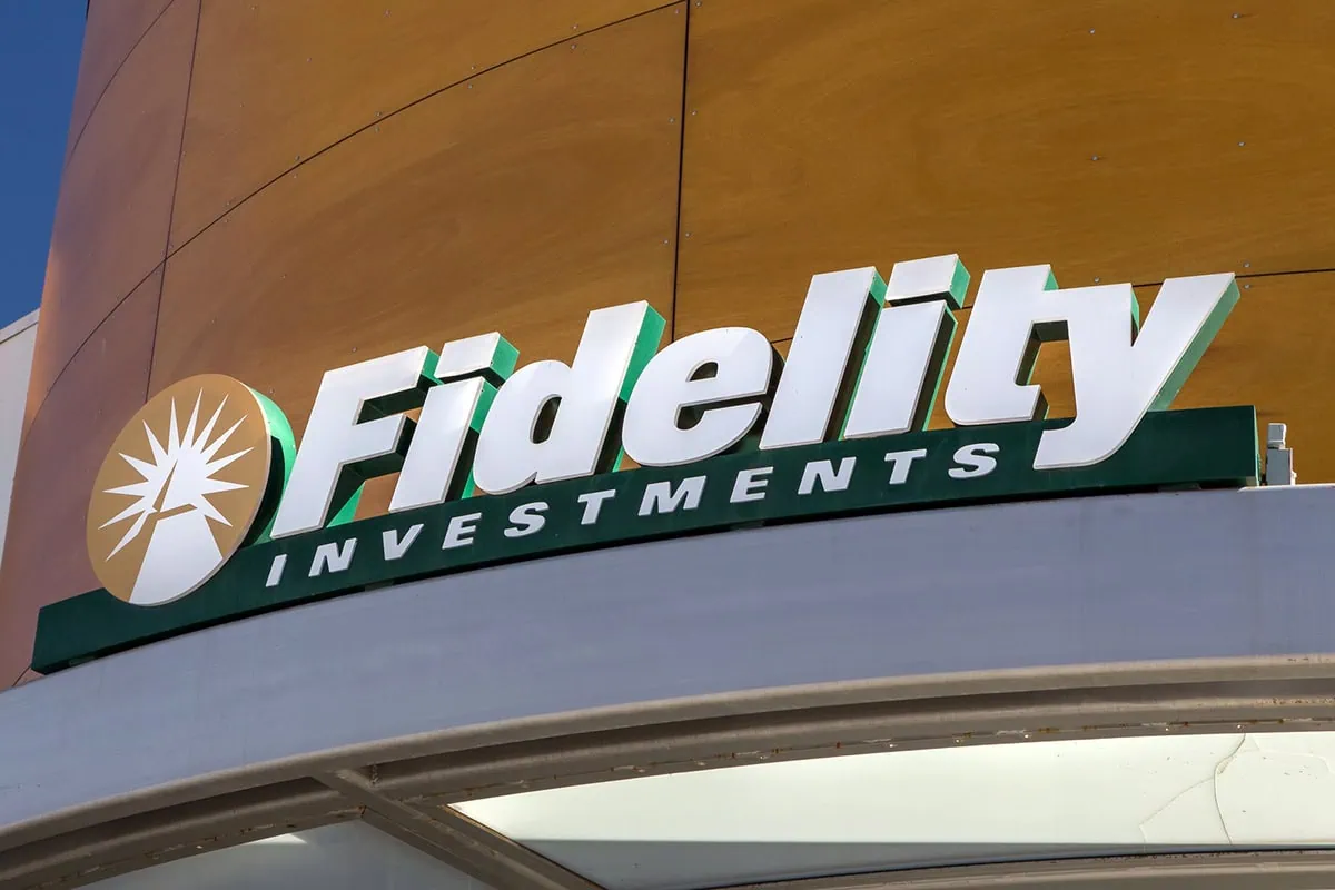 11 Best Fidelity Mutual Funds: Gold Ratings, $0 Minimums 2 a green fidelity investments sign on the side of a building.
