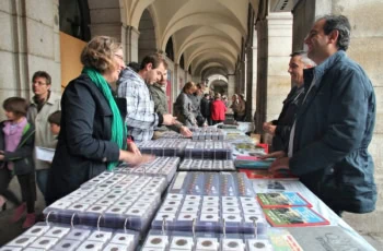 flea market souvenir coins haggling 1200
