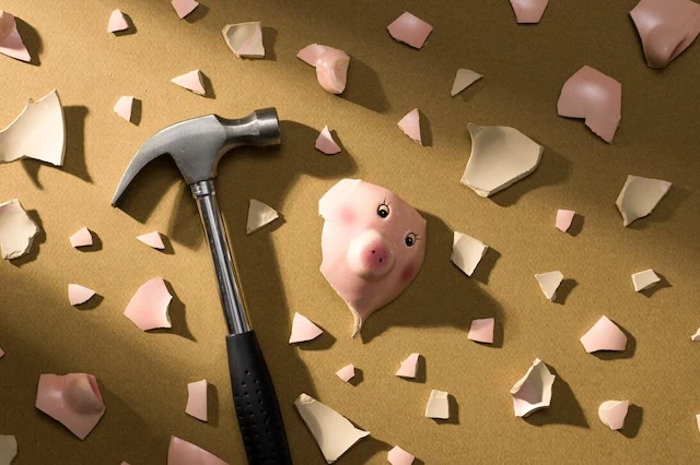 hammer broken piggybank 640