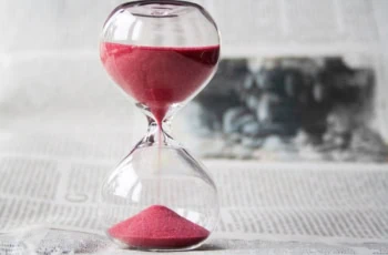 Shallow focus shot of a beautiful hourglass with a blurred background