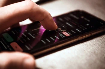 a person invests on a smartphone app.