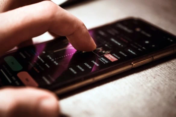 a person invests on a smartphone app.