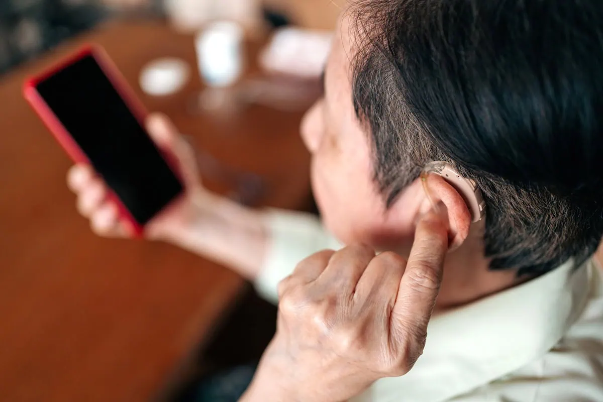 10 Useful iPhone Tips for Seniors 3 iphone tips hearing aid accessibility senior