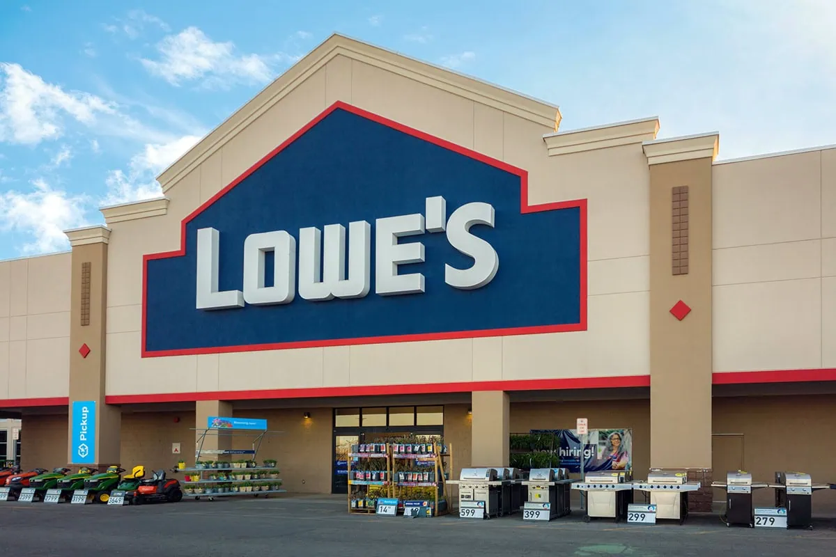Wall Street Loves These 10 Dividend Aristocrats More Than the Rest 4 a lowes home improvement store.