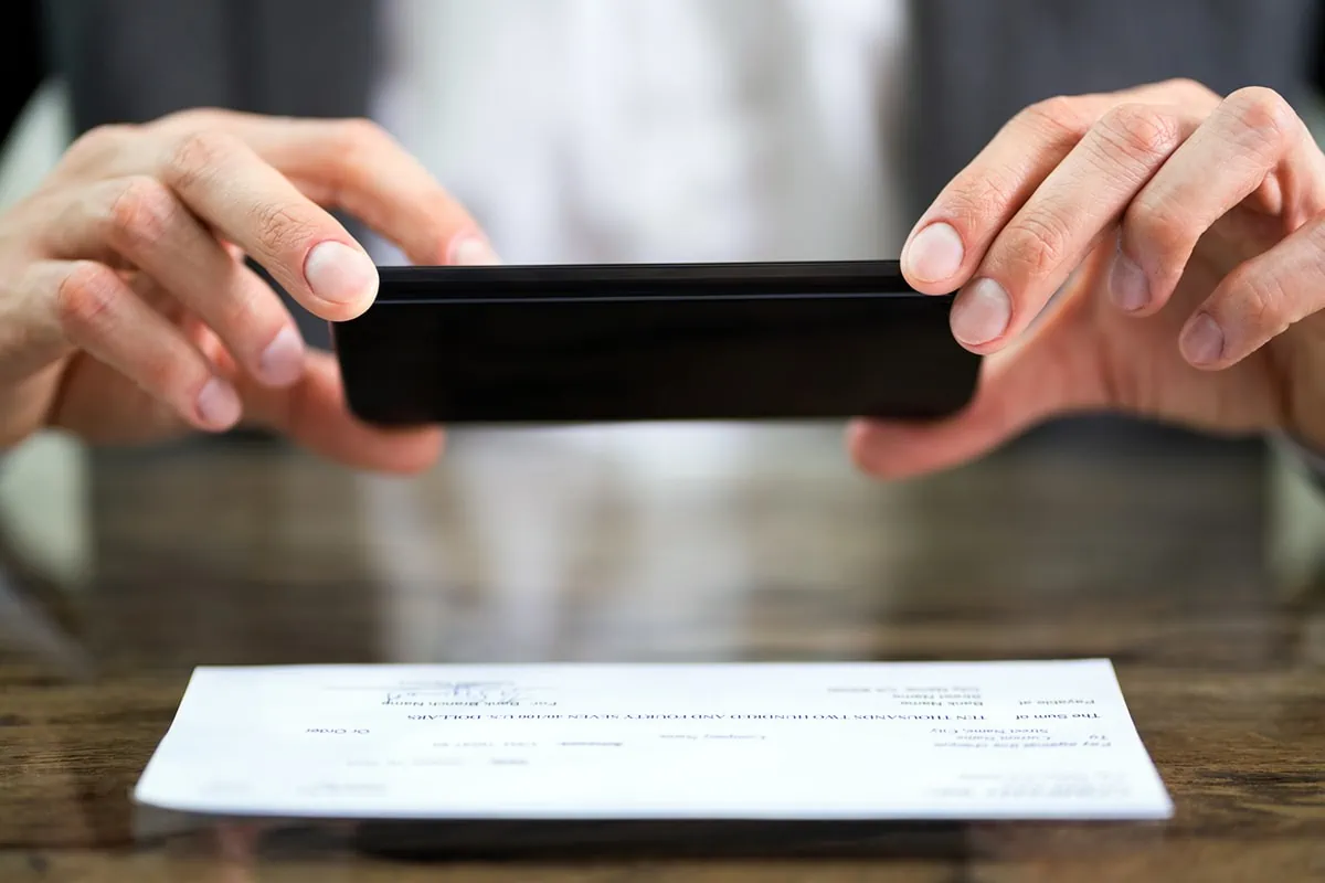 The "Stone Age" of Finance: 10 Things Boomers Remember About Banking That Sound Fake 2 mobile check deposit banking 1200