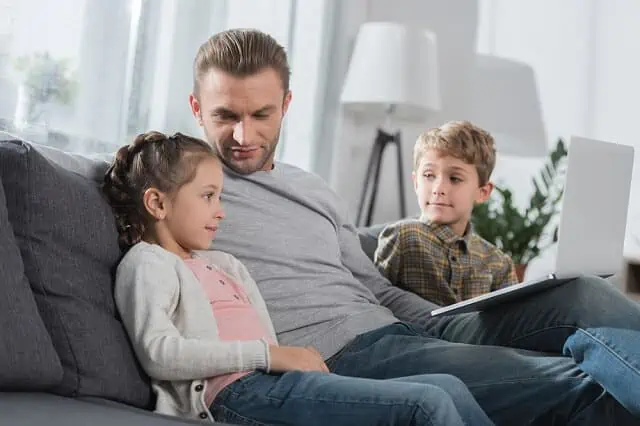 parent sitting with kids laptop medium