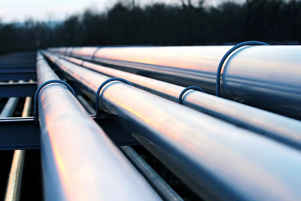 a long silver oil pipeline.