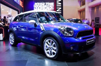 a shiny 2013 mini cooper paceman.