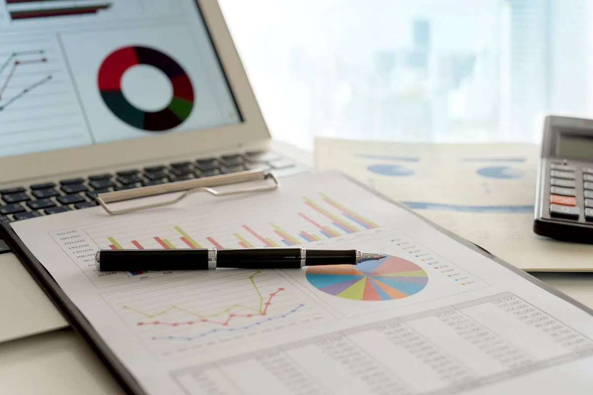 What Is VOO? A Quick Guide to the Vanguard S&P 500 ETF 2 portfolio pen etf pie chart laptop VOO
