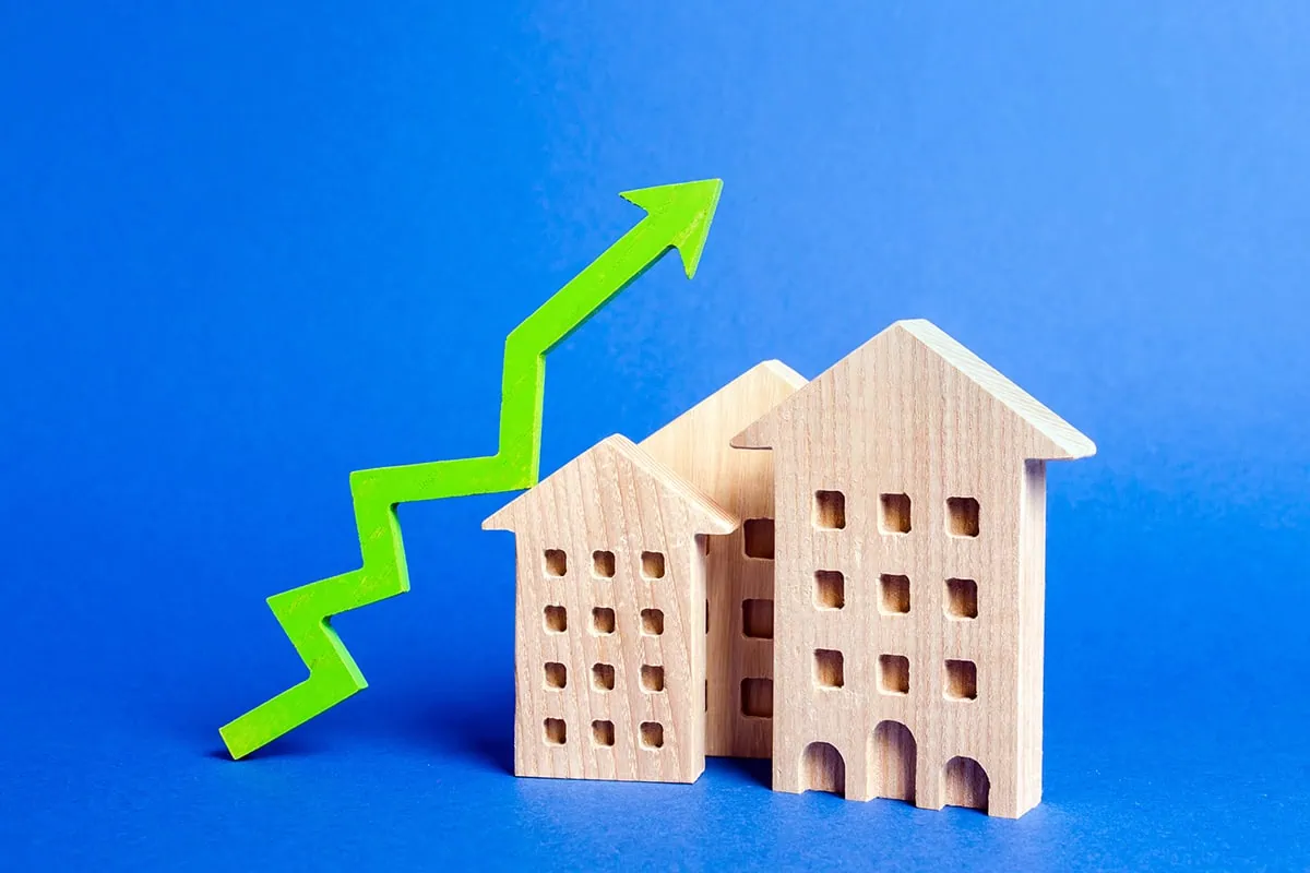 wood block houses and a green arrow representing returns.
