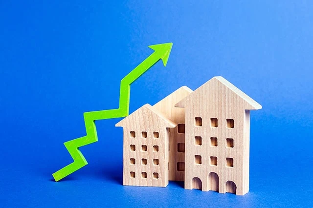 wood block houses and a green arrow representing returns.