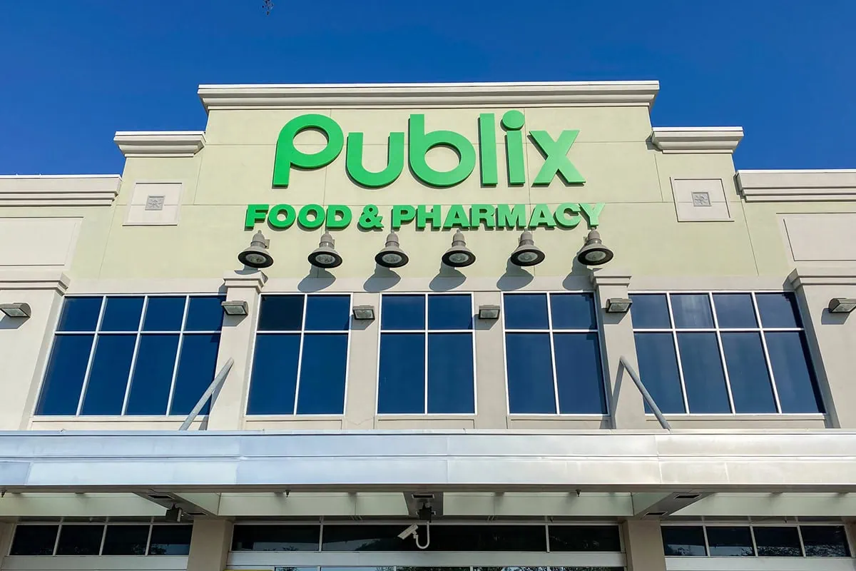 the front of a publix store.