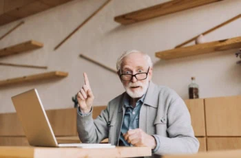 senior man has an idea at laptop
