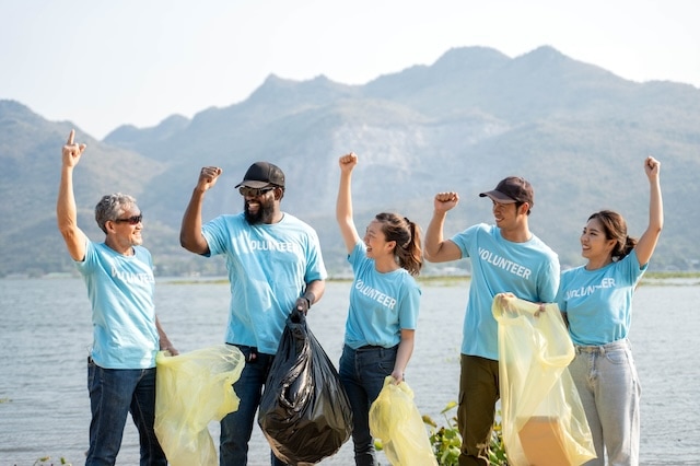 senior volunteering clean up