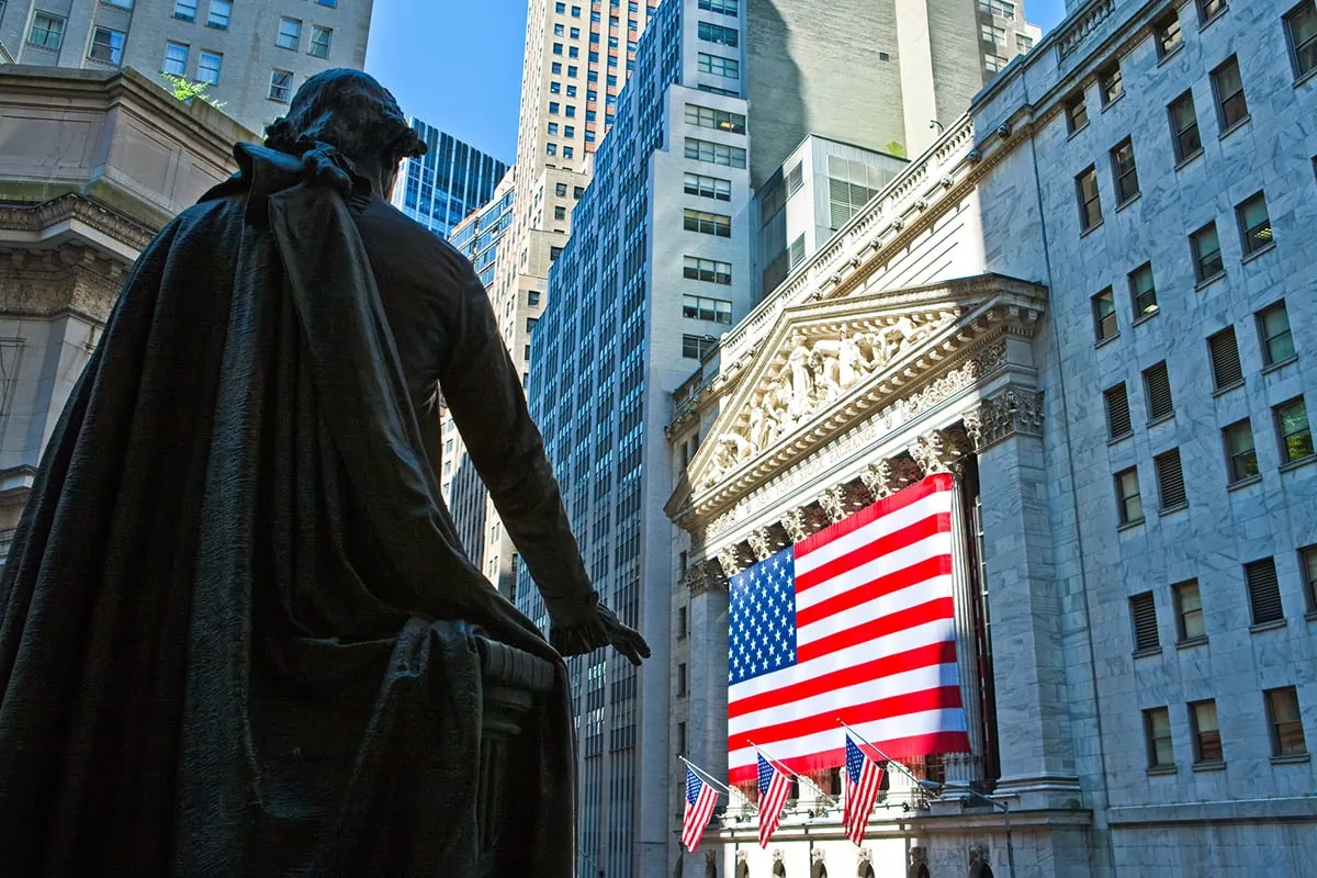 The 10 Best Index Funds You Can Buy for 2026 3 a statue of george washington overlooks the new york stock exchange.