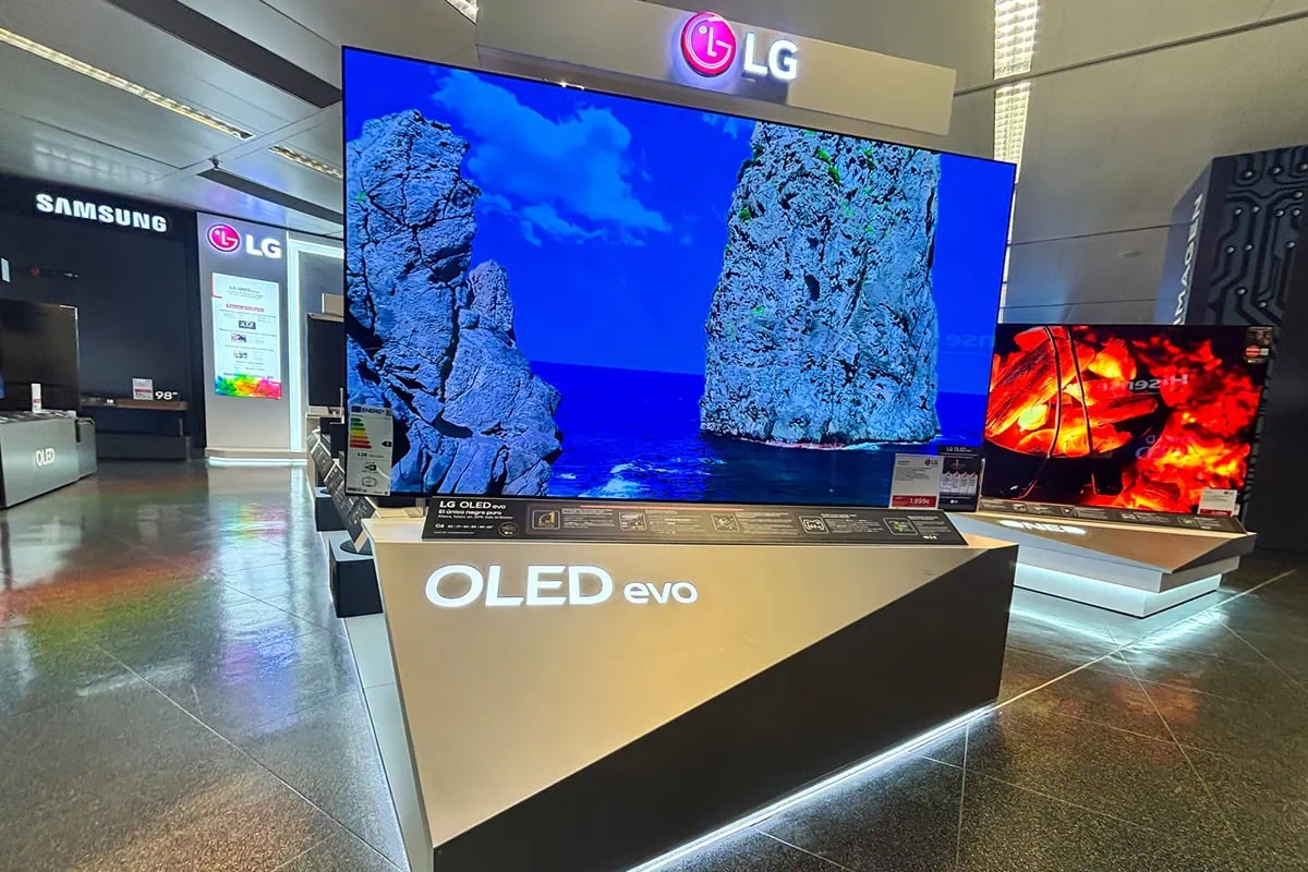 5 Tech Stocks That Deliver Growth AND Dividends 11 An OLED smart TV on a display in a mall.