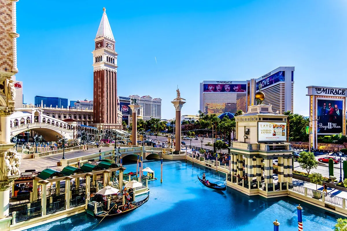 a picture of the canal in the venetian hotel and casino in las vegas.