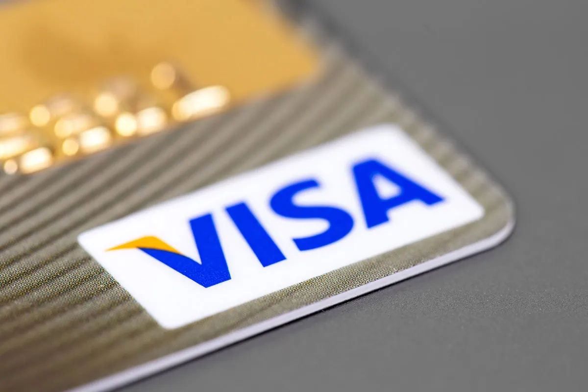 🤔 Secured vs. Unsecured Credit Cards: How They Differ & Which to Use 4 a visa credit card with gold trim.